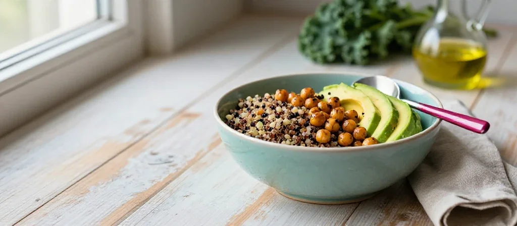 Cuenco de cereales y vegetales frescos sobre madera clara, ilustrando opciones para una alimentaci3n equilibrada.