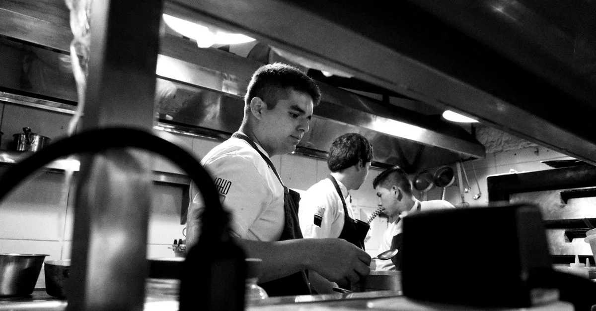 Des chefs travaillant en collaboration dans une cuisine professionnelle.