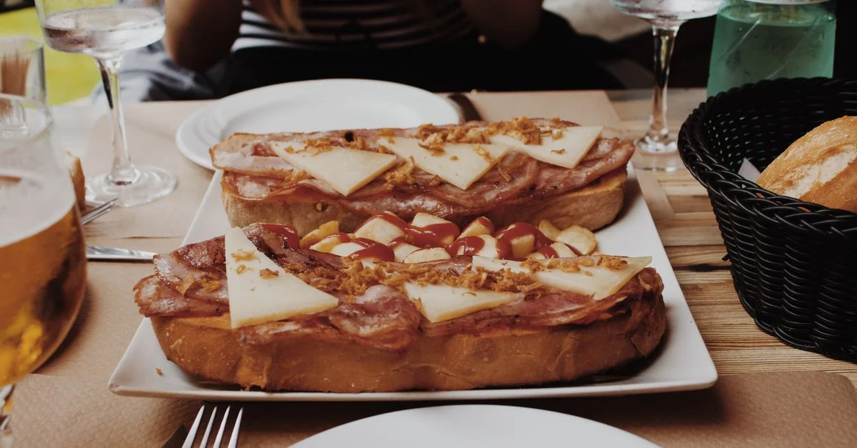 Délicieuse tartine espagnole garnie de jambon, de fromage et de garniture, servie dans un restaurant en plein air à Cuenca, en Espagne.