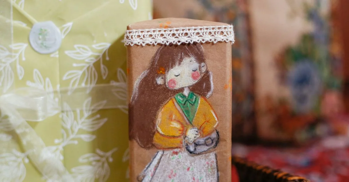 Charmant cadeau fait main enveloppé dans un joli papier illustré, parfait pour les occasions spéciales.